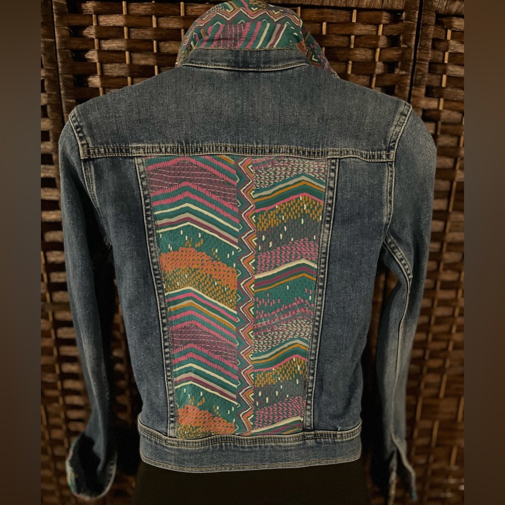 Beautiful XXS Vineyard Vines denim jacket embellished with a lovely silk scarf.